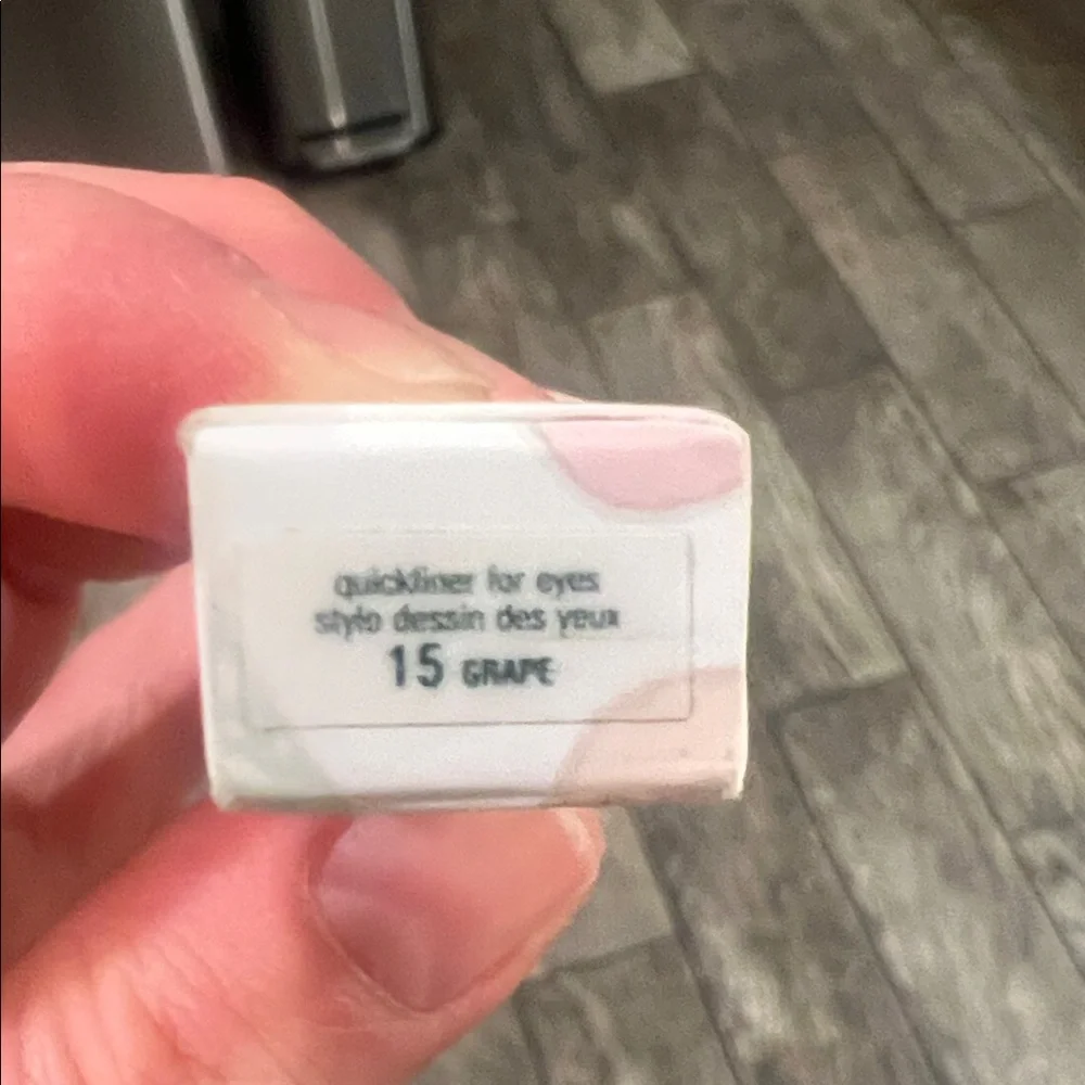 Clinique Quickliner for Eyes - Shade 15 Grape - Picture 2 of 5